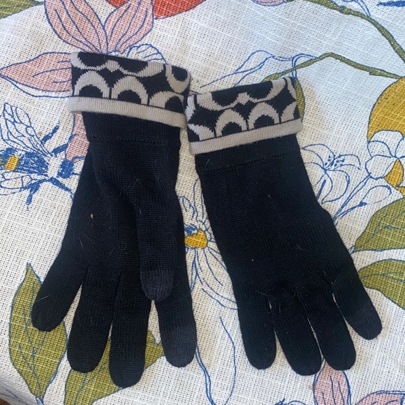 Coach signature black tan gloves knit winter